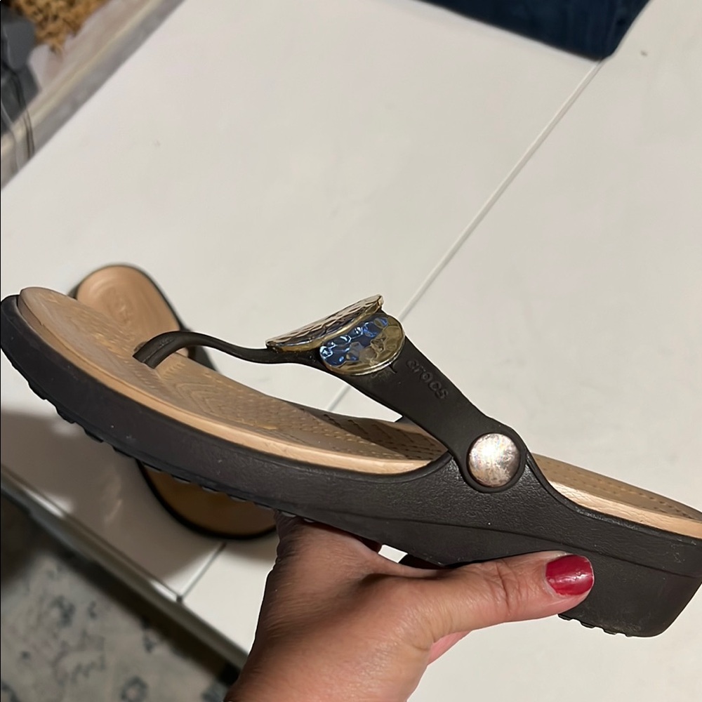 Crocs Women's Brown and Gold Sandals size 6 vacation, summer, beach - Picture 10 of 11